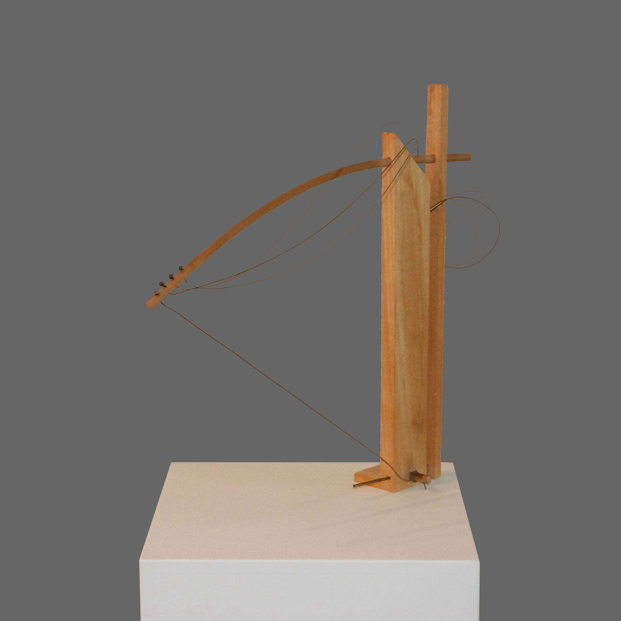 Tension, 2006, sculpture en bois et métaux, 50x50x20 cm